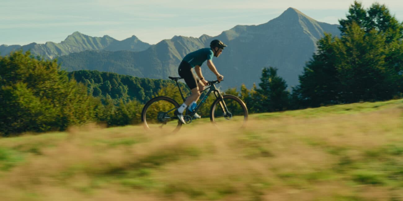 Mountainbiker in Fahrt vor Bergkulisse