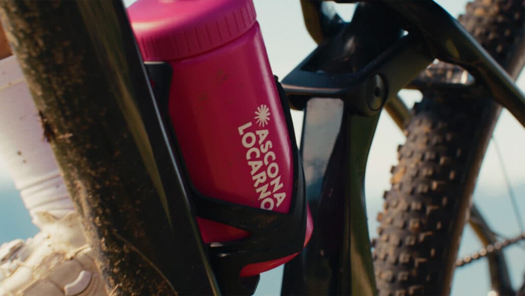Detail: Pinke Ascona-Locarno-Trinkflasche am Bikerahmen