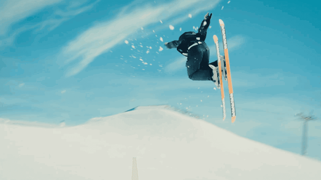 Freeskier in der Luft vor tiefblauem Himmel