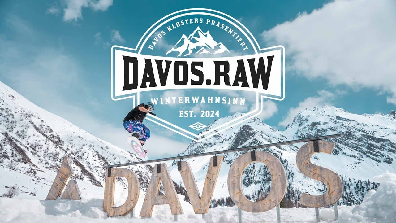 Davos.Raw Titelbild: Skifahrer über verschneiter Bergkulisse mit Davos.Raw-Signet